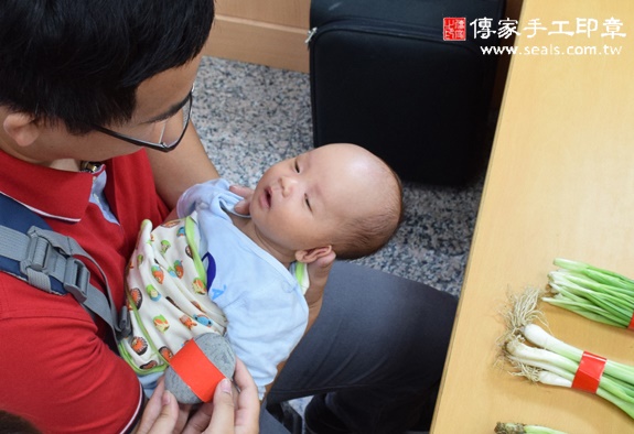 高寶寶(台中北區嬰兒寶寶滿月剃頭理髮、免費嬰兒剃胎毛儀式吉祥話)。中國風會場，爸媽寶貝免費穿「日中韓」古裝禮服。專業拍照、DVD光碟、證書。★購買「臍帶章、肚臍章、胎毛筆刷印章」贈送：剃頭、收涎、抓周，三選一。 2015.11.15 照片5